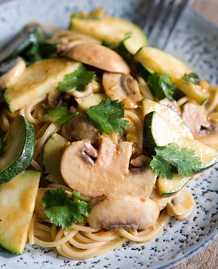 Asiatische Erdnuss-Nudeln mit Zucchini und Champignons