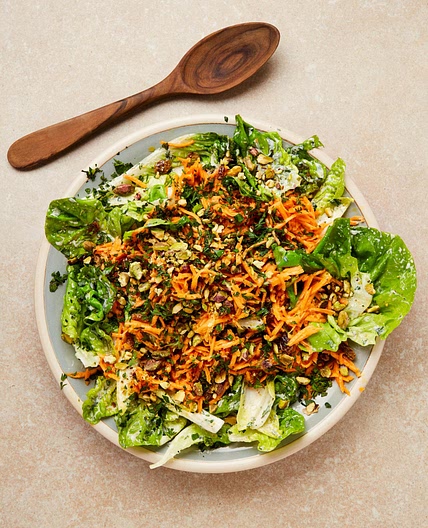 Green salad with grated carrot and pistachio
