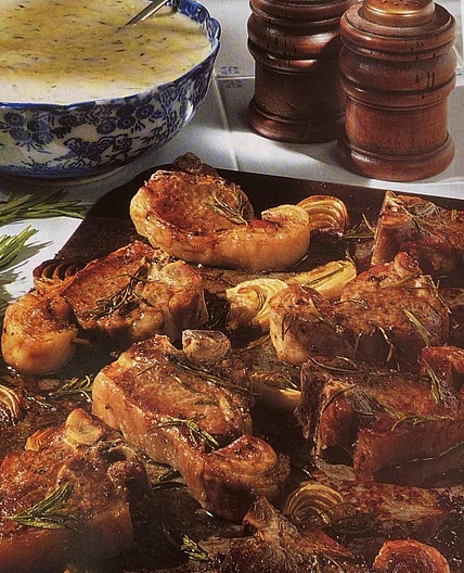 Oven-baked Lamb Chops with Onion and Rosemary Sauce
