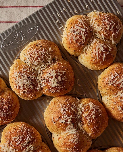Cacio e Pepe Clover Rolls