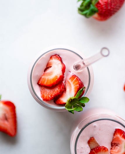 Strawberry Coconut Milk Shake {vegan + paleo}