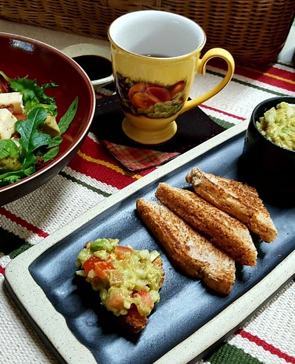 아보카도를 으깨어 토마토 양파에 버무린 슈퍼푸드 과콰몰리 멕시코 요리입니다