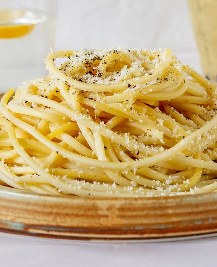 You're Only 5 Ingredients Away From This Classic Cacio e Pepe Recipe