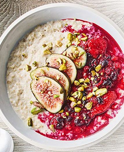 Porridge with quick berry compote, figs & pistachios