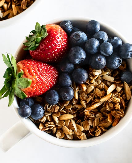 Homemade Granola (7 Ingredients)