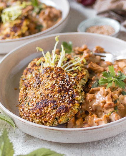 Zucchini-Puffer mit Rahmpfifferlingen