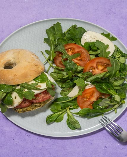 Bagel à l'italienne au pesto & fior di latte avec une salade de crudités & origan