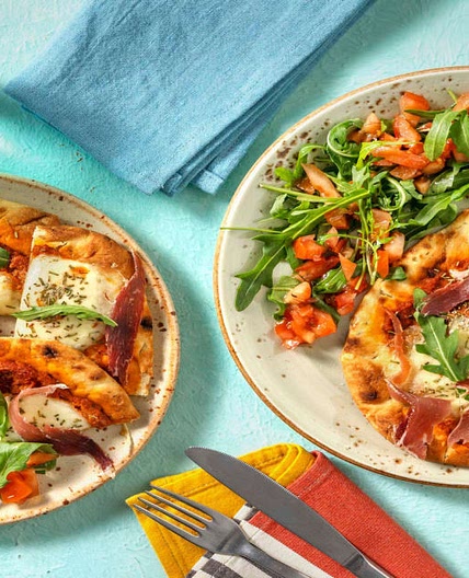 Pizza naan au jambon sec & fior di latte avec du pesto rosso & une salade