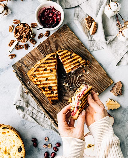 grilled-cheese fancy (panettone, brie, pommes, pacanes & confiture de canneberges maison)