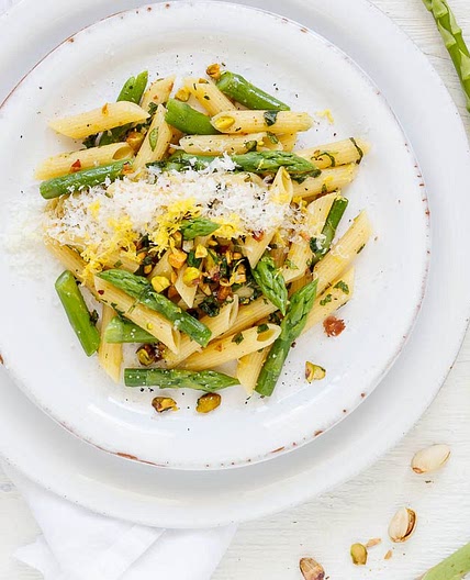 Pasta mit grünem Spargel in Zitronen-Buttersoße