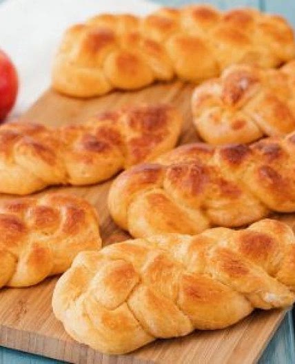 Treccine al pomodoro: la ricetta facile e sfiziosa per arricchire il cestino del pane