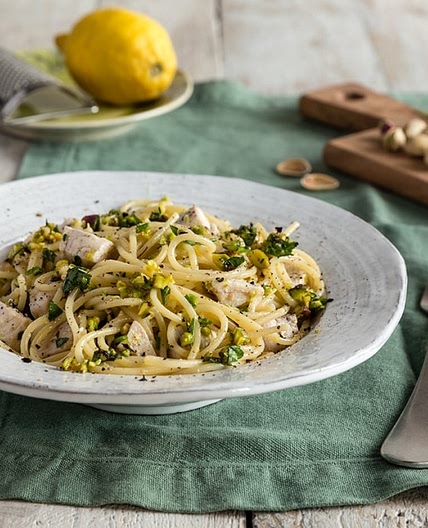 Pasta con pesce spada, pistacchi e scorza di limone