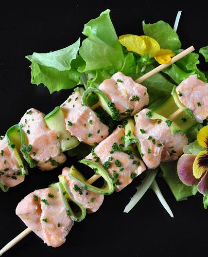 Spiedini di salmone e zucchine a vapore