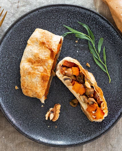 Veganer Braten mit Kürbis-Pilz-Füllung