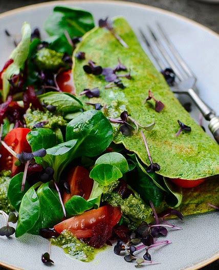 Spinat-Omelett mit Pesto