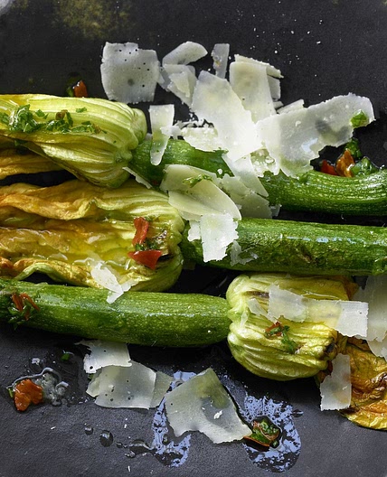 Gegrillte Zucchiniblüten