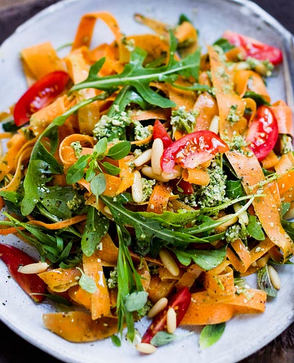 Möhren-Tagliatelle mit Tomaten und Rucola