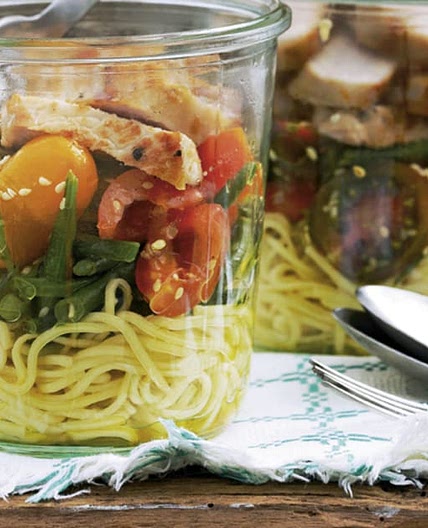 Chinesischer Nudelsalat im Glas mit Fleischstreifen