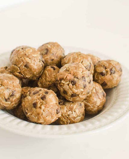 Peanut Butter Chocolate Chip Oatmeal Energy Balls