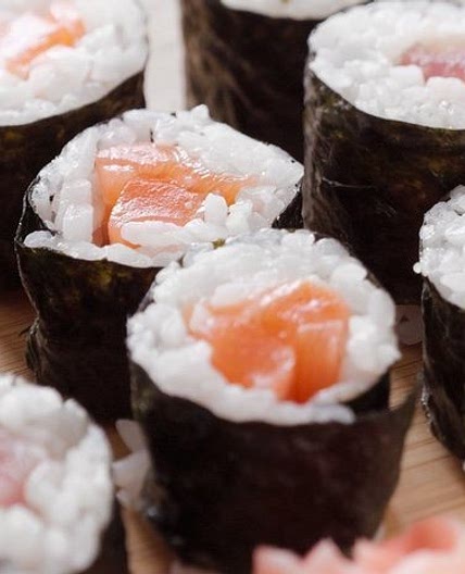 Makis de salmón y pepino