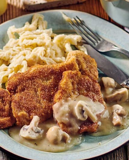 Schnitzel mit Spätzle und Champignon-Rahmsauce
