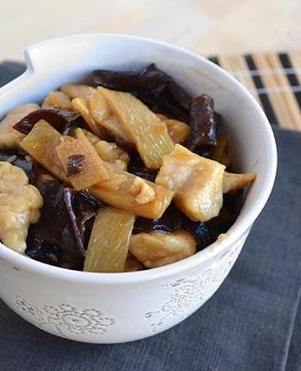 Pollo con funghi e bambù