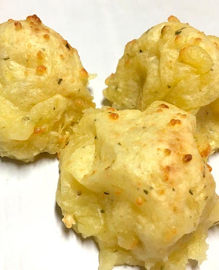 Receita de Bolinho de mandioca recheado e assado