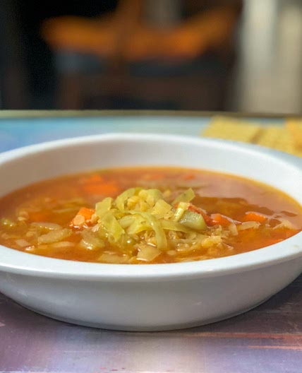 Soupe tomatée aux légumes et lentilles