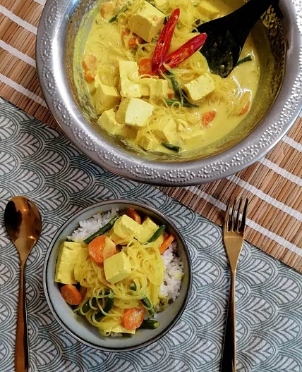 Low FODMAP Tofu Coconut & Turmeric Soup