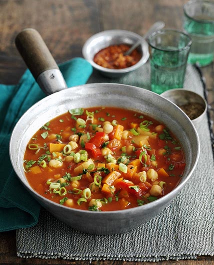 Tomatensuppe mit Hähnchenbrust und Gemüse