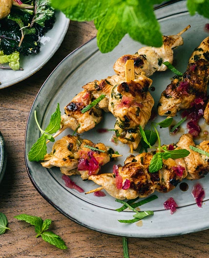 Minz-Hähnchenspieße mit Apfelvinaigrette