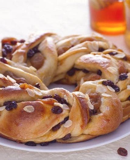 Corona lievitata di albicocche e moscato