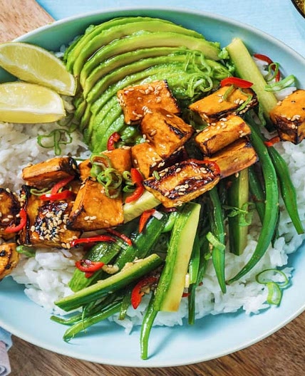Vegane Bowl mit Sesam-Süßkartoffel scharfen Buschbohnen, Avocado und Asia-Dressing