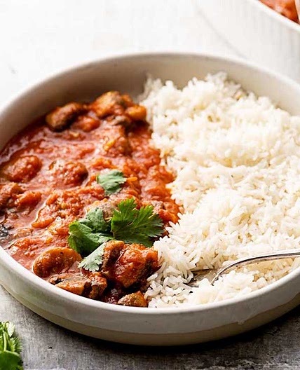 Caril de cogumelos vegan com curcuma e piripíri