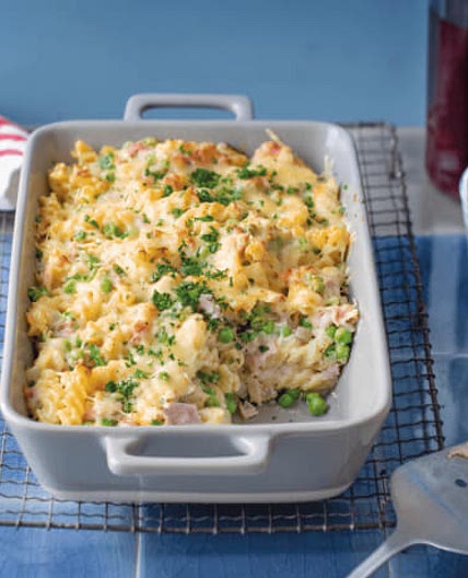 Klassischer Nudelauflauf mit Schinken und Erbsen