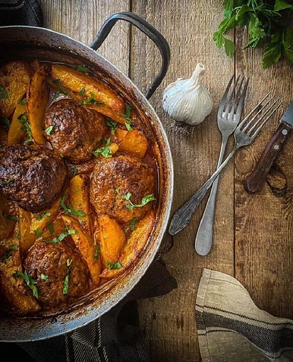 Μπιφτέκια κοκκινιστά με Πατάτες στο φούρνο