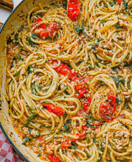 One Pot Tomato, Goat Cheese & Spinach Pasta