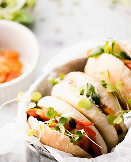 Pãezinhos recheados com legumes e queijo