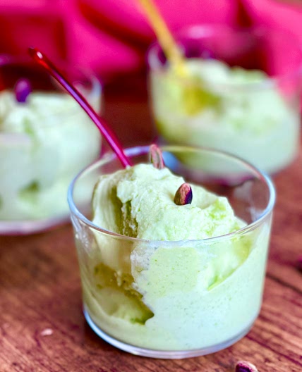 Gelato al pistacchio con la gelatiera