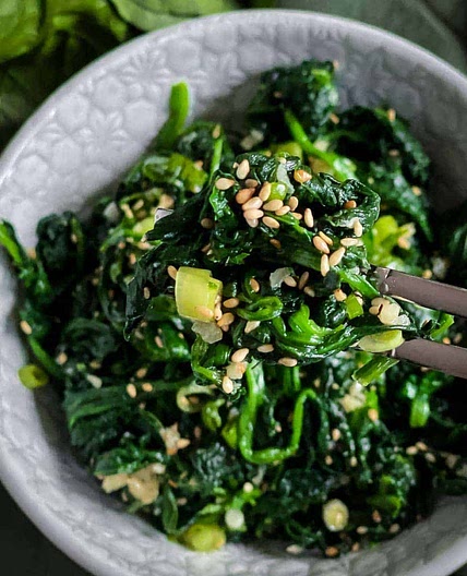 Korean Spinach Side Dish - Sigeumchi Namul (시금치나물)