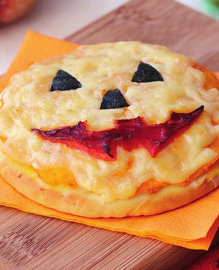 Jack-o’-lantern pumpkin pizza