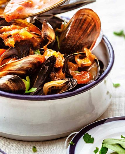Chilli mussels with thyme and tomatoes