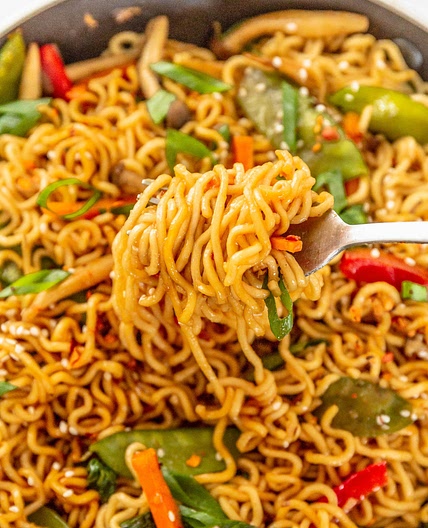 10 MINUTE RAMEN NOODLE STIR FRY