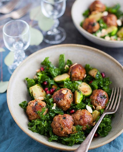 Salade de kale, choux de Bruxelles rôtis et boulettes de dindes glaçées à la confiture