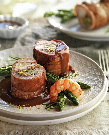 Conejo relleno de gambas con salsa de chocolate