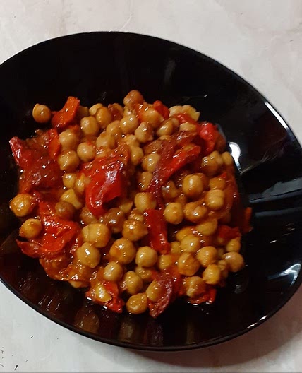 Ρεβίθια στη γάστρα με Κόκκινες Πιπεριές