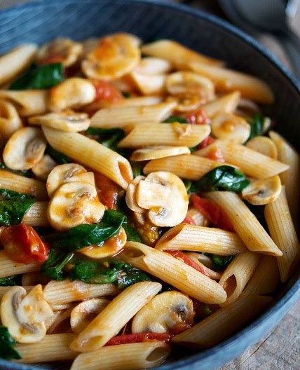 Schnelle Pasta mit Tomaten, Pilzen und Spinat