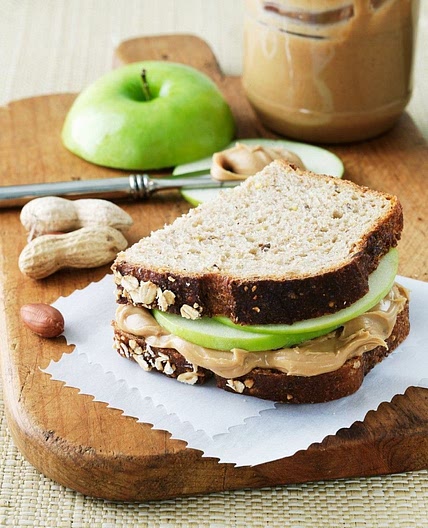 Apfel-Erdnussbutter-Sandwich