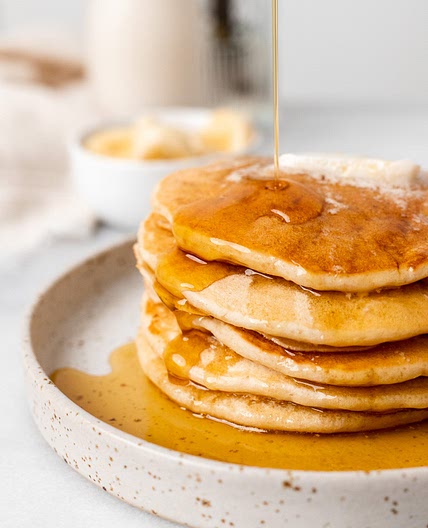 5 Ingredient FLUFFY Vegan Pancakes (ready in 5 minutes!)