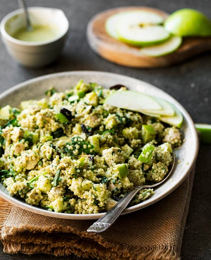 Bol de quinoa, poulet, pommes et canneberges